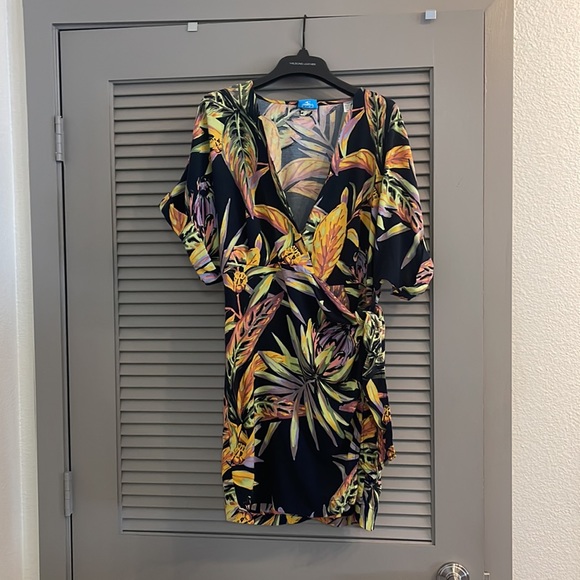 O’Neil Oliana wrap dress black tropical flower print - Picture 3 of 6